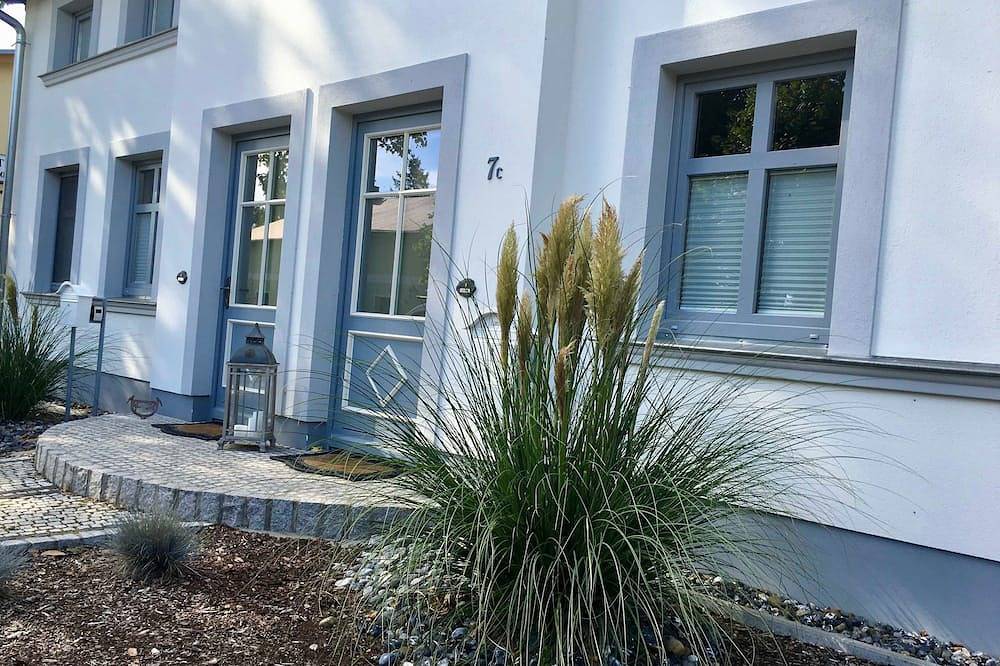 Ganze Wohnung, Komfort Appartement - Jasmund - Neu: Ferienhaus mit Kamin, 2 Bäder, 2 Sz - am in Polchow, Glowe