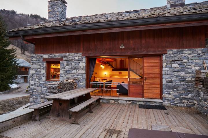 Chalet "Duhoux" avec vue sur les montagnes, terrasse privée et Wi-Fi in Les Allues, Massif de la Vanoise