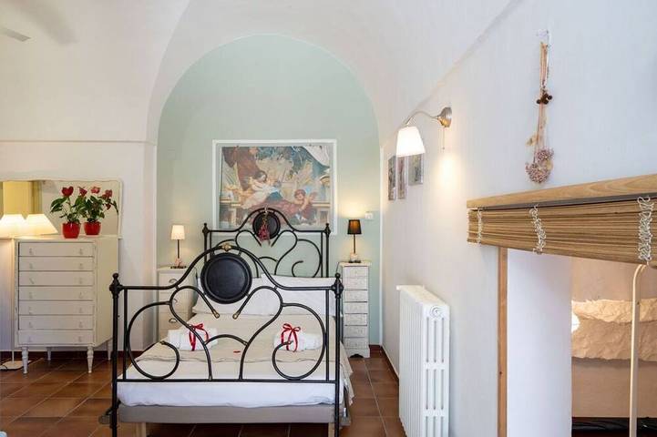 Ganze Wohnung, Guesthost - Lovely apartment that hosts up to 2 people, located in an old farmhouse dating back to the 19th century, furnished with taste and meticulous recovery of the original materials. The accommodation is located in Cozzana, a quiet and verdant dist in San Bartolomeo (Bari), Monopoli