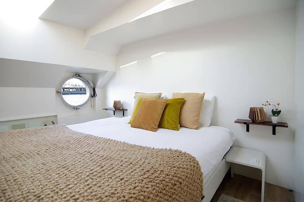 Central & Modern studio on Eco-Houseboat Excelsior! in Amsterdam West, Nederlandse kust