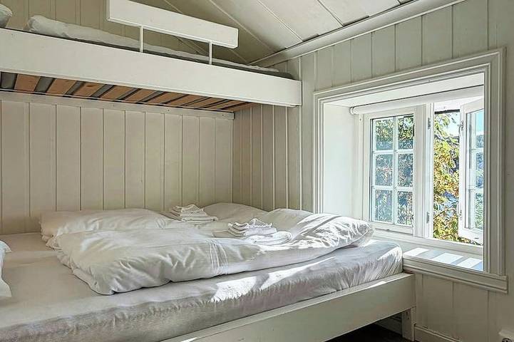 Historisches Holzhaus mit Blick auf den Fjord in Rissa