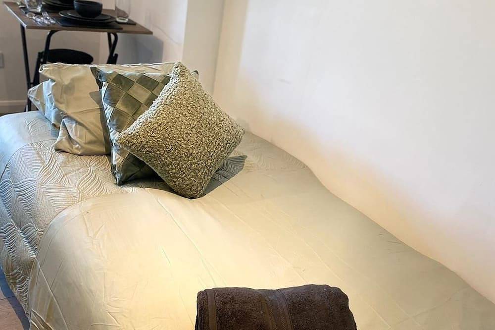 Entire apartment, Compact contemporary modern studio in Coventry, Birmingham Area