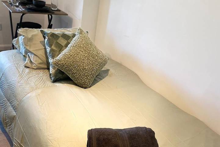 Entire apartment, Compact contemporary modern studio in Coventry, Birmingham Area