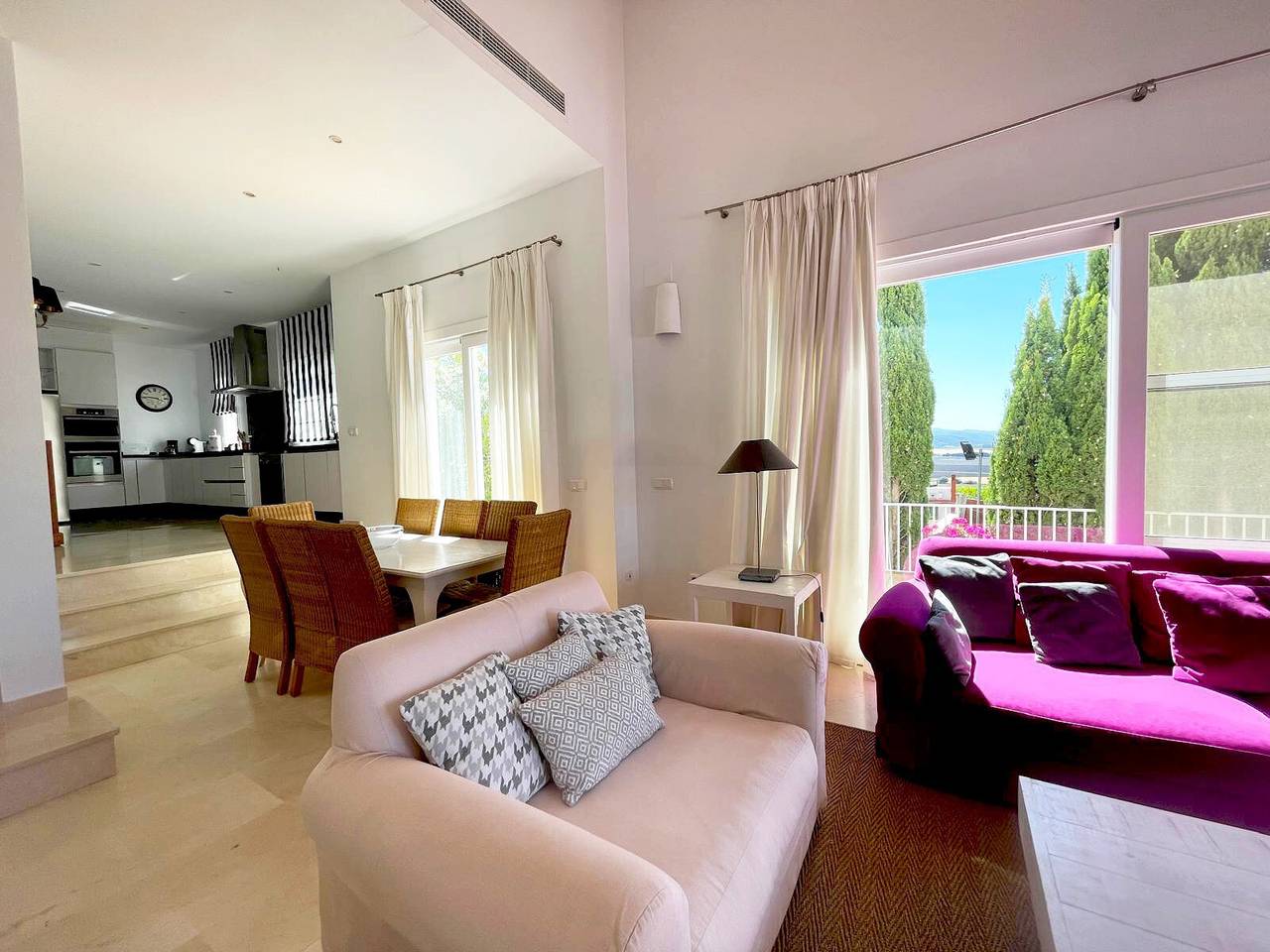 Villa Oleandro con vistas a la montaña, piscina, jardín y Wi-Fi in Benalup-Casas Viejas, Costa de la Luz