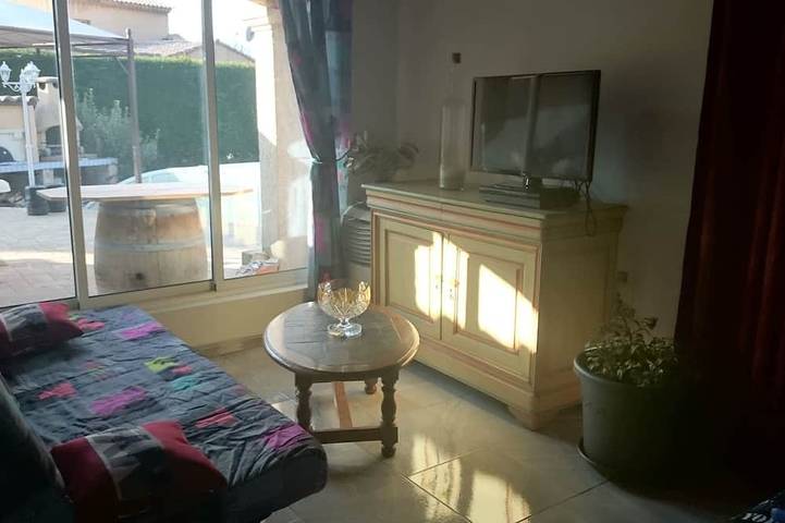Entire apartment, Large independent studio in private villa with garden, Swimming pool, Jacuzzi in Saint-Vallier-de-Thiey, Cannes region