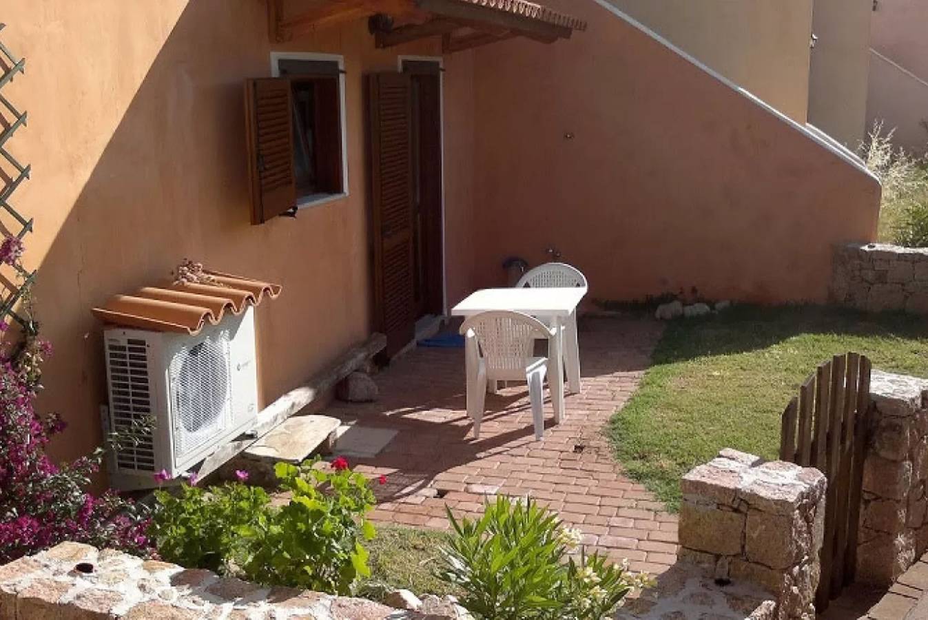 Appartamento intero, Il tuo rifugio verde in riva al mare in Lu Lamoni, Vignola Mare