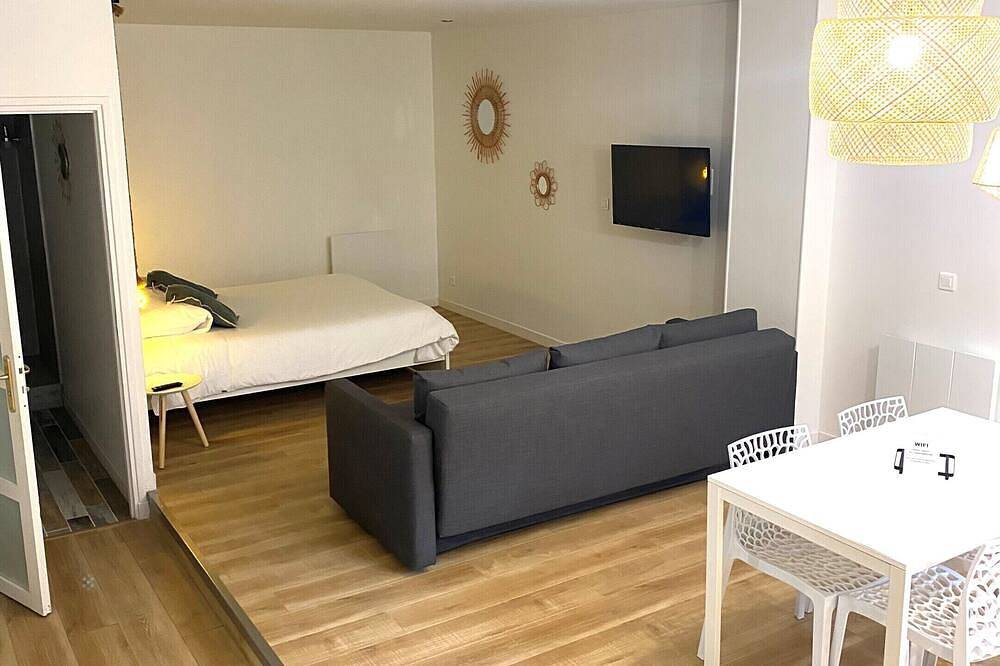 Ganze Wohnung, Studio Jardin\t-Studio-Standard-Ensuite-Gartenblick in Le Creusot, Autun und Umgebung