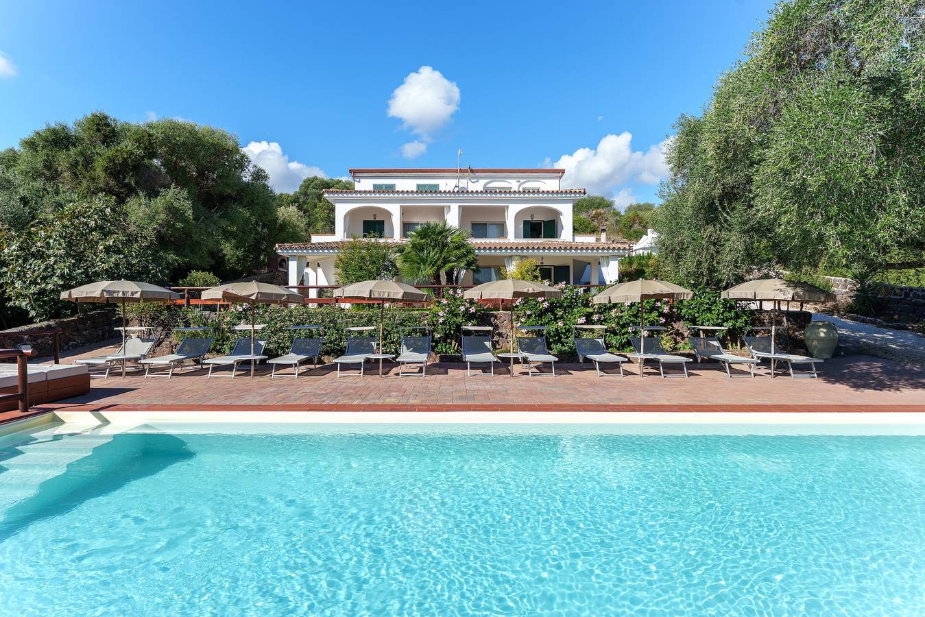 Appartamento intero, Appartamento per le vacanze 'mamuthones' con vista sul mare, Wi-Fi, terrazza e piscina condivisa in Orosei, Provincia di Nuoro