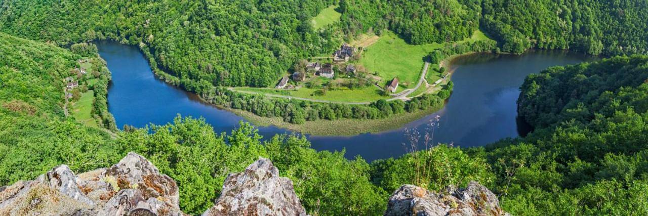 Location de vacances pour 2 personnes, avec vue ainsi que vue sur le lac et jardin à Hautefage - 2