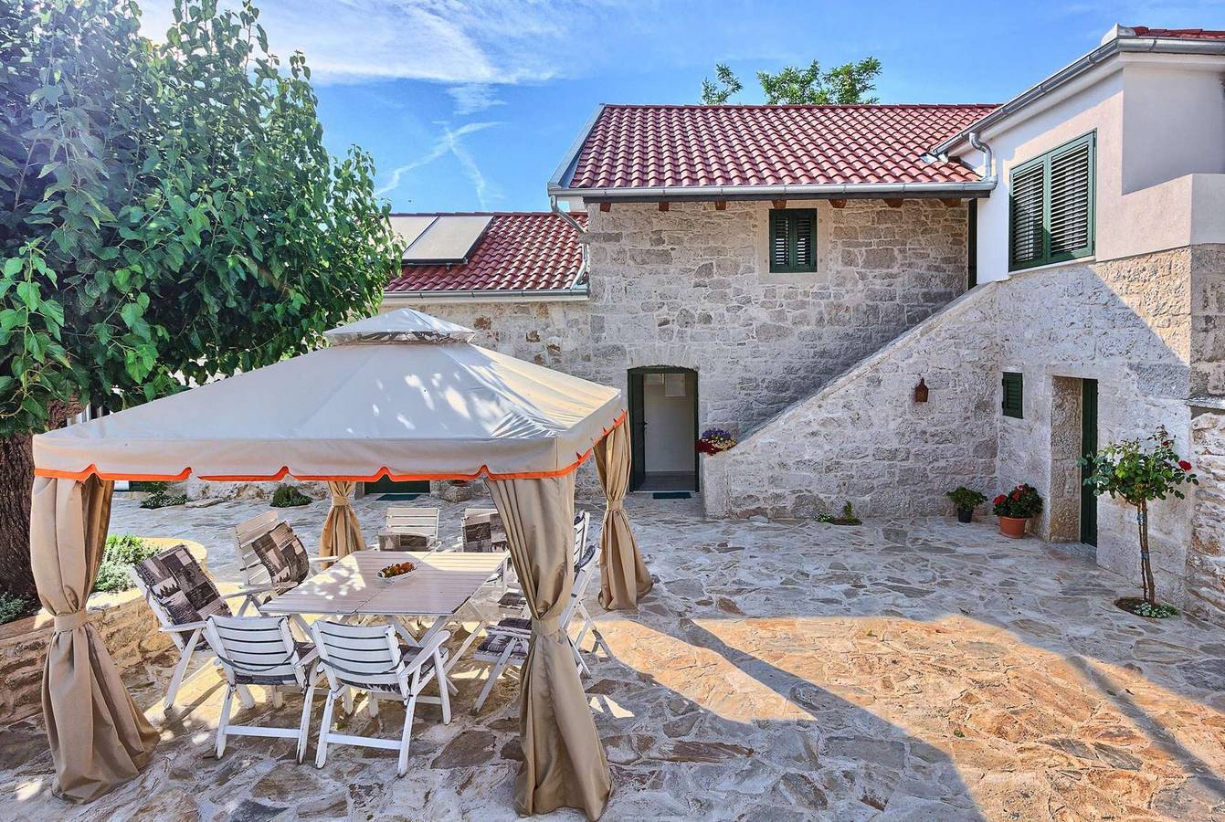 Ferienhaus Oliva - mit privatem Pool und 10 min zum Strand in Grad Benkovac, Zadar