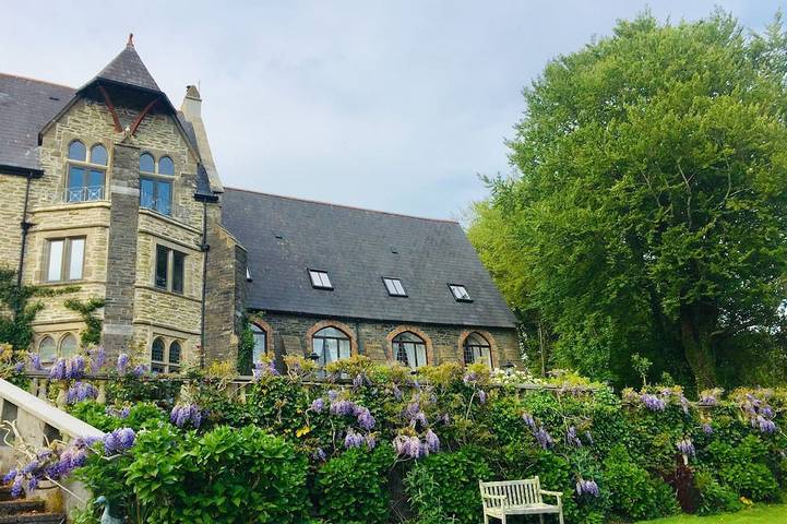 Cottage for 2 people, with balcony and pool as well as garden in Lostwithiel