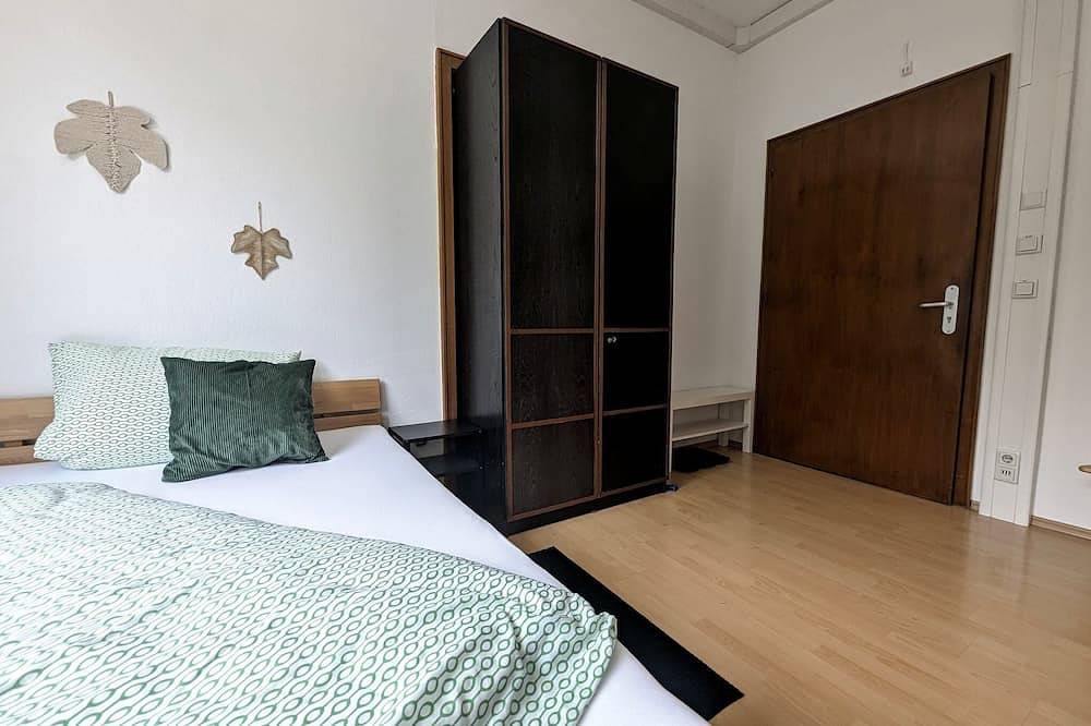 Ganze Wohnung, 1,5 Familienzimmer Duschbad, 2 Betten, Frühstücksecke, Arbeitsplatz, zentral in Pforzheim, Nordschwarzwald