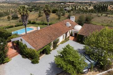 Maison d’hôte pour 2 personnes, avec terrasse ainsi que jardin et piscine dans Montemor-o-Novo