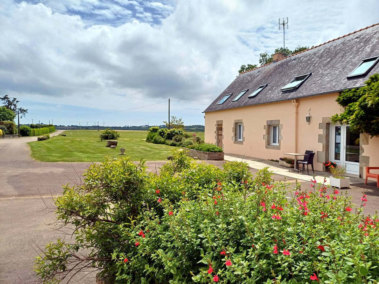 Guest Room 2 at Kerantum with Shared Terrace, Shared Garden and Wi-Fi in Mahalon, Quimper region