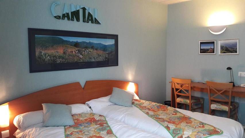 Hôtel pour 2 personnes, animaux acceptés à Riom-ès-Montagnes - 2