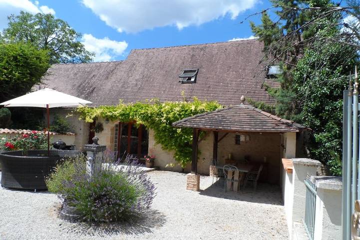 Location de vacances pour 8 personnes, avec piscine ainsi que jardin et jacuzzi à Bars