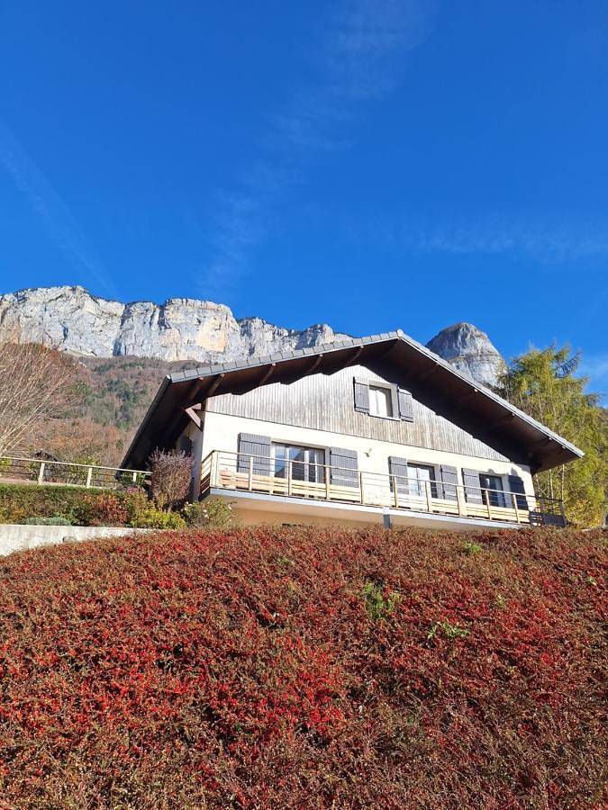 Location de vacances pour 9 personnes, avec piscine ainsi que jardin et vue à La Balme-de-Thuy