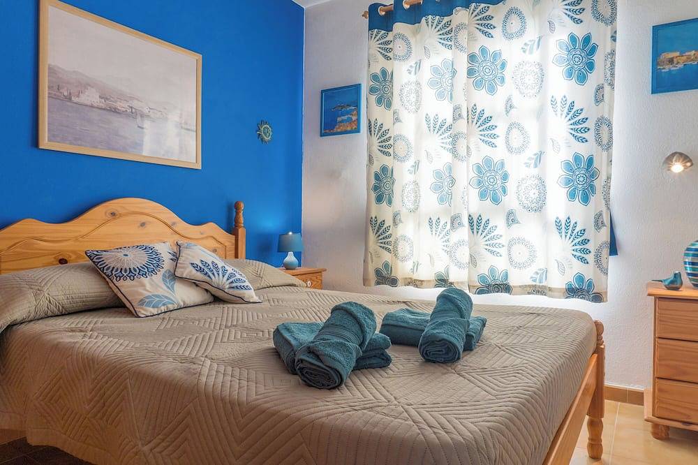 Entire apartment, \"Casa Miramar\" apartment with sea views, shared pools, private terrace and Wi-Fi in Costa de Antigua, Antigua