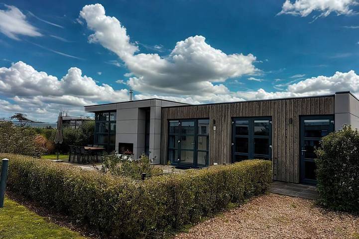 Ferienhaus für 4 Personen, mit Pool und Terrasse sowie Garten und Sauna