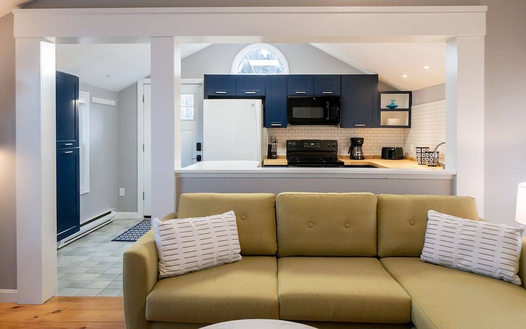 Delightful, Charming, Oversized 2 bedroom 2 bath Cottage! in Middletown, Newport County