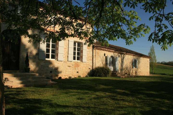 Chambre d’hôte pour 4 personnes, avec Terrasse et Jardin ainsi que Piscine et Vue sur le lac à Auvillar