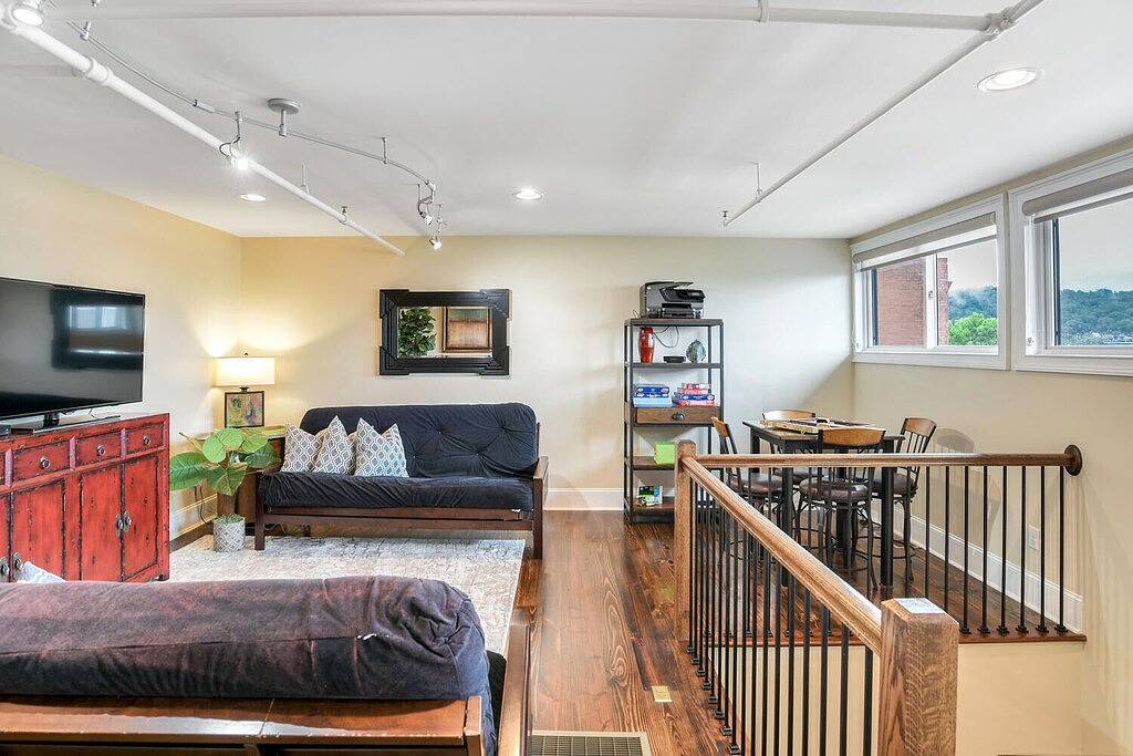 Ganze Wohnung, Historic S&W Building Condo with Private 50 ft Terrace in Blue Ridge Parkway, Asheville