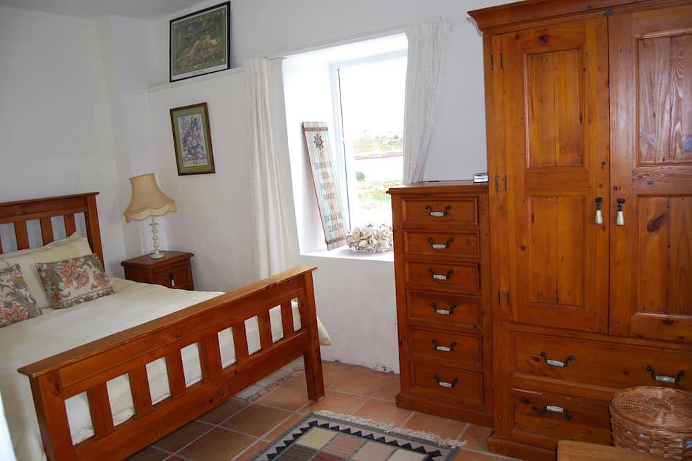 Entire apartment, Beautiful old style cottage with sea views 
