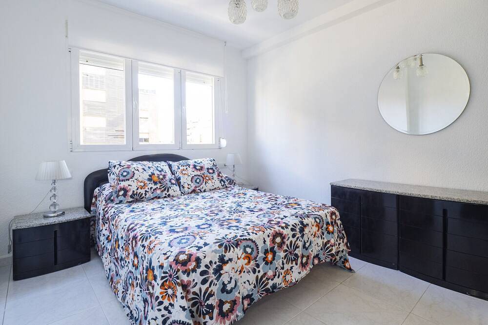 Entire apartment, Cubo's Evy Malaga Apartment / urban / free wifi / air conditioning in Málaga Central District, Malaga