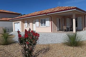 Location de vacances pour 8 personnes, avec jardin et terrasse à Azur