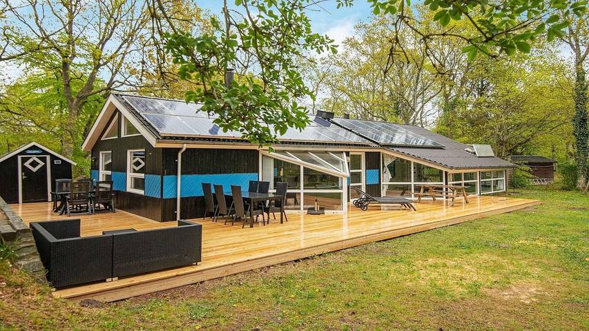 Ferieudlejning for 11 personer, med pool og jacuzzi såvel som sauna og terrasse i Fjellerup Strand