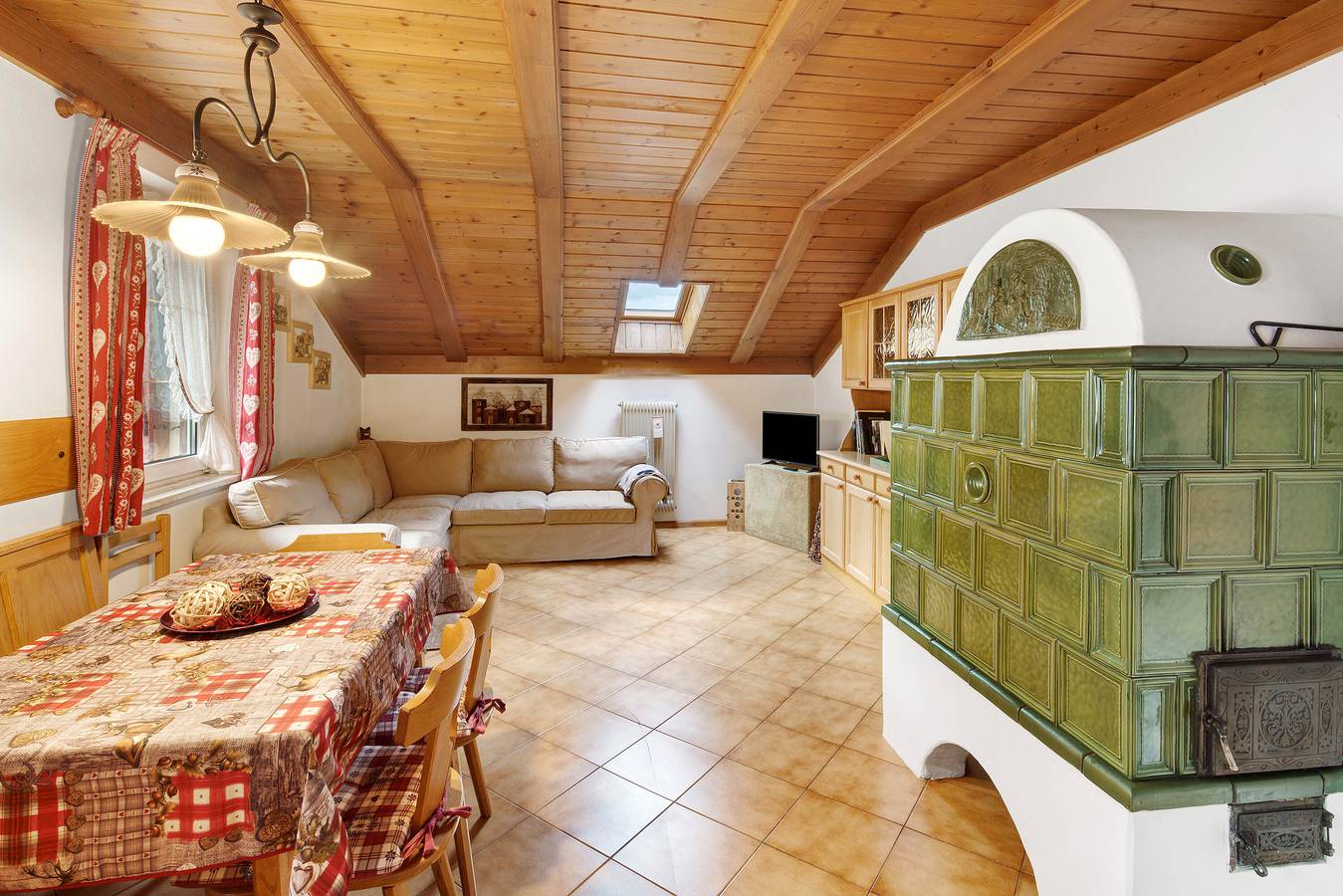 Ganze Wohnung, Dachgeschosswohnung 'Maema' mit Bergblick und Balkon in Moena, Dolomiti Superski