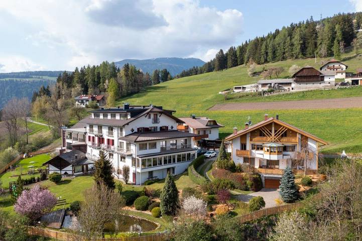 Ferienhaus für 4 Personen, mit Balkon und Whirlpool sowie Terrasse und Garten in Olang - 3