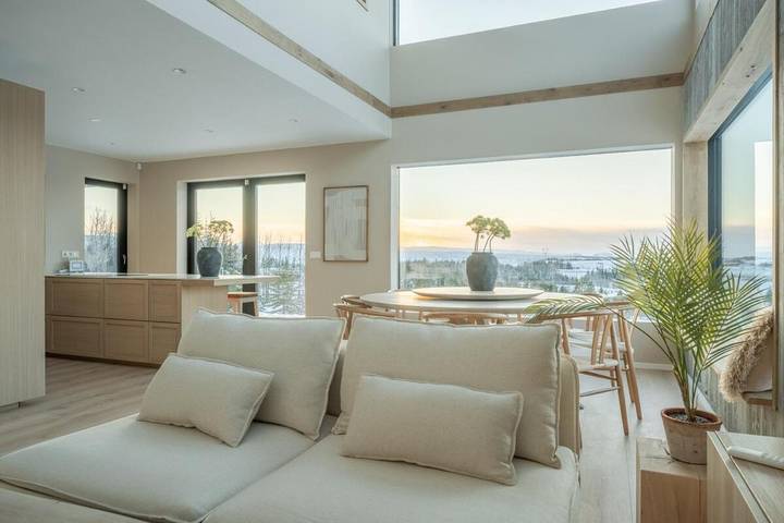 Location de vacances pour 8 personnes, avec Balcon et Jacuzzi ainsi que Terrasse et Vue sur le lac à Mosfellsbær