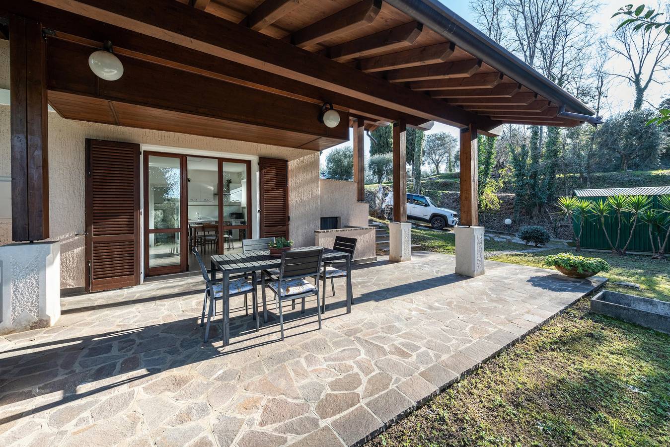 Ganze Wohnung, Apartment 'Al Porto Terrace nahe am See' mit privater Terrasse, Wlan und Klimaanlage in San Felice del Benaco, Gardasee-Berge