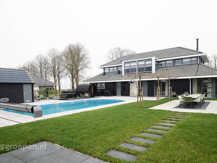 Ferienhaus für 14 Personen, mit Balkon/Terrasse und Whirlpool sowie Terrasse und Garten