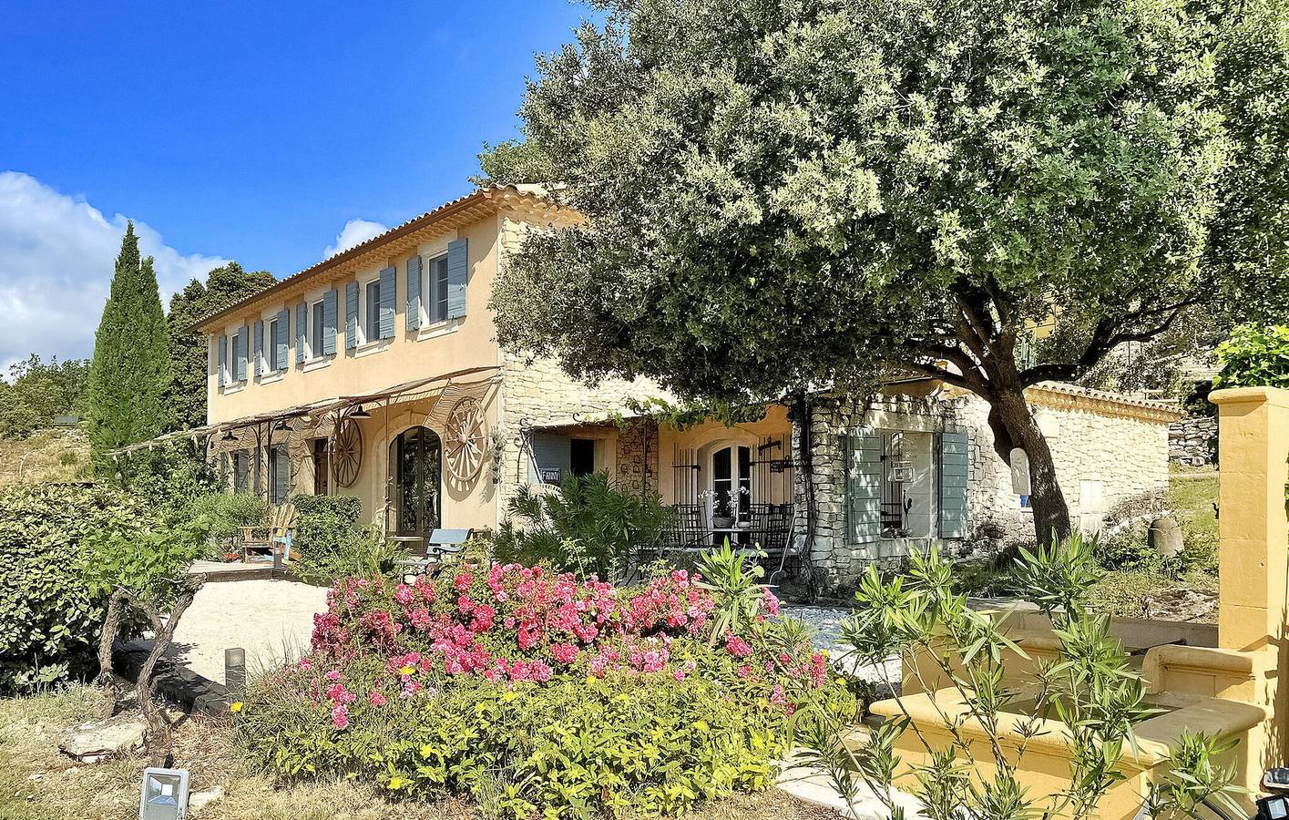 Modernes 300sft Apartment mit AC, Aussicht, Pool, & Parkplatz, 2km zu Murs in Murs, Regionaler Naturpark Luberon