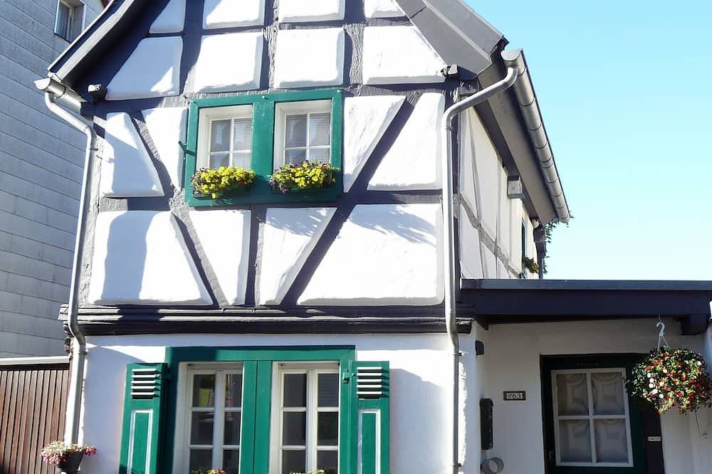 Romantisches Fachwerkhaus im historischen Ortskern in Sinzig, Ahrtal