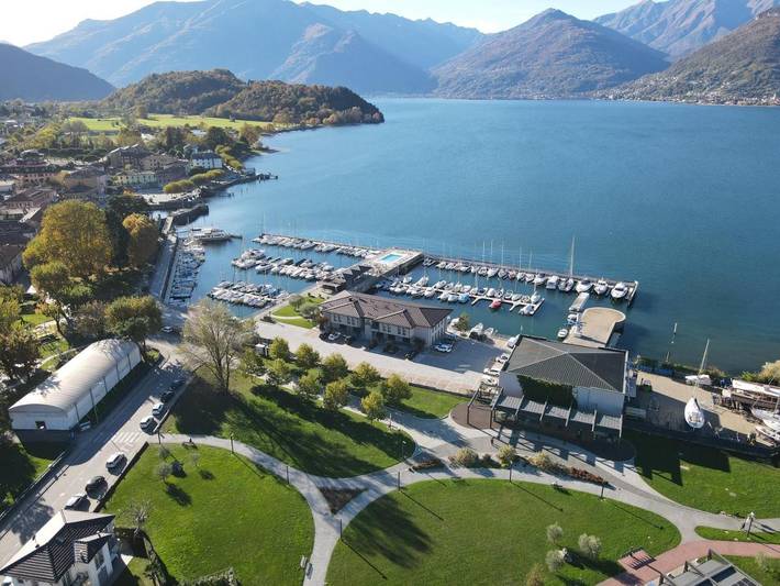 Agriturismo per 3 persone, con piscina e vista lago nonché giardino e panorama, con animali domestici a Colico