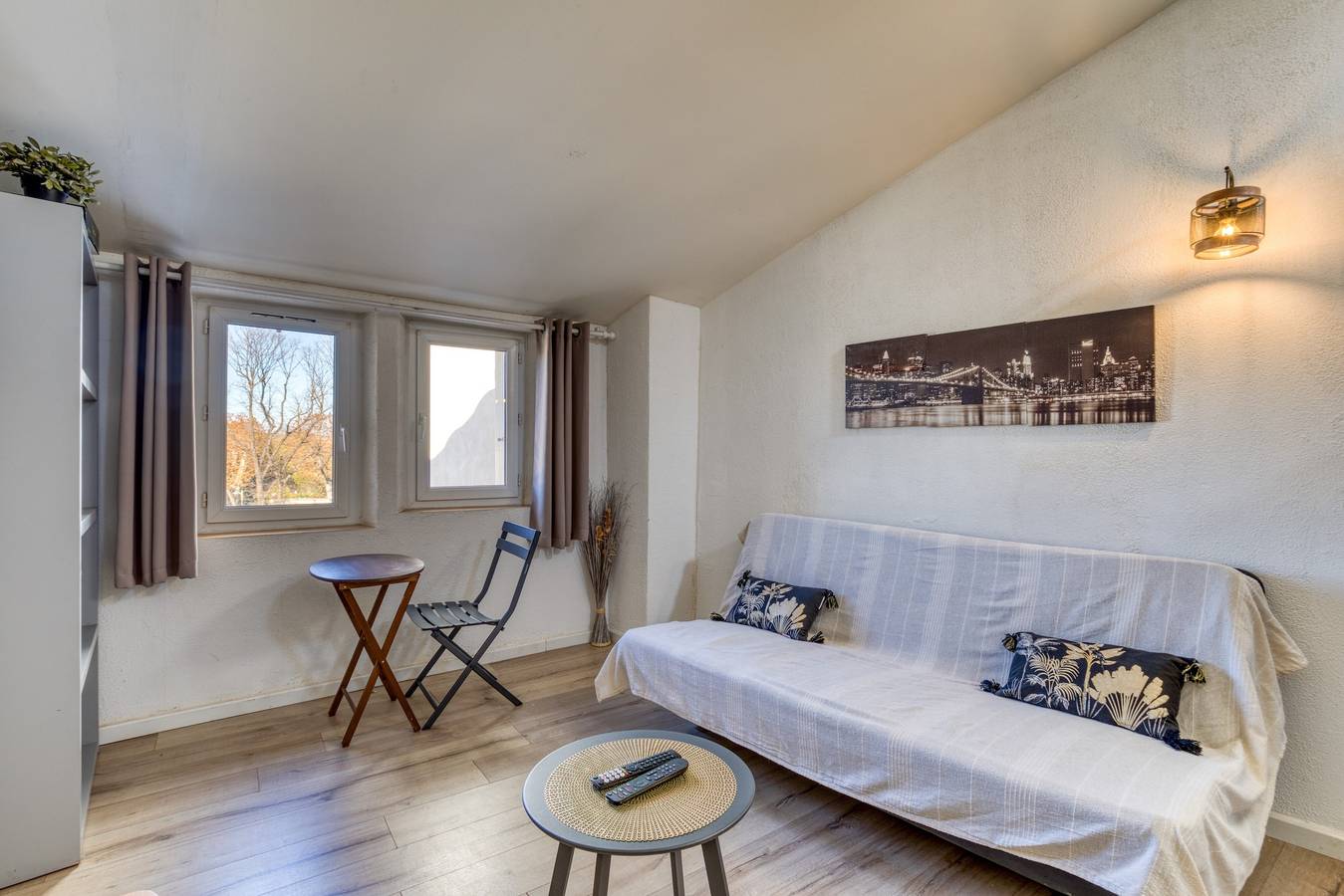 Entire apartment, Apartment 'Sous Les Toits' with Wi-Fi and Air Conditioning in Pézenas, Mediterranean Coast (France)