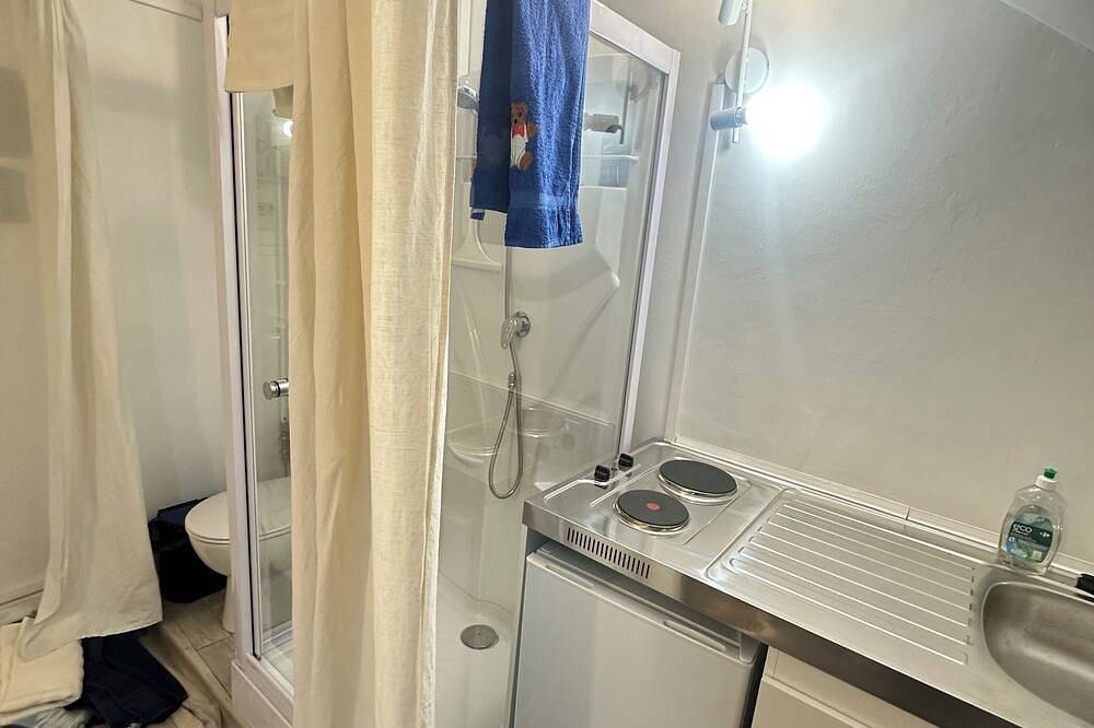 Studio under the roofs of Paris! Near Opéra, Gare du Nord, Gare de l'Est in 10th Arrondissement, Parigi