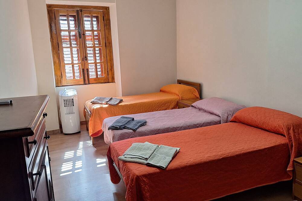 Entire apartment, Detached house surrounded by greenery in Gioiosa Marea, Messina Province