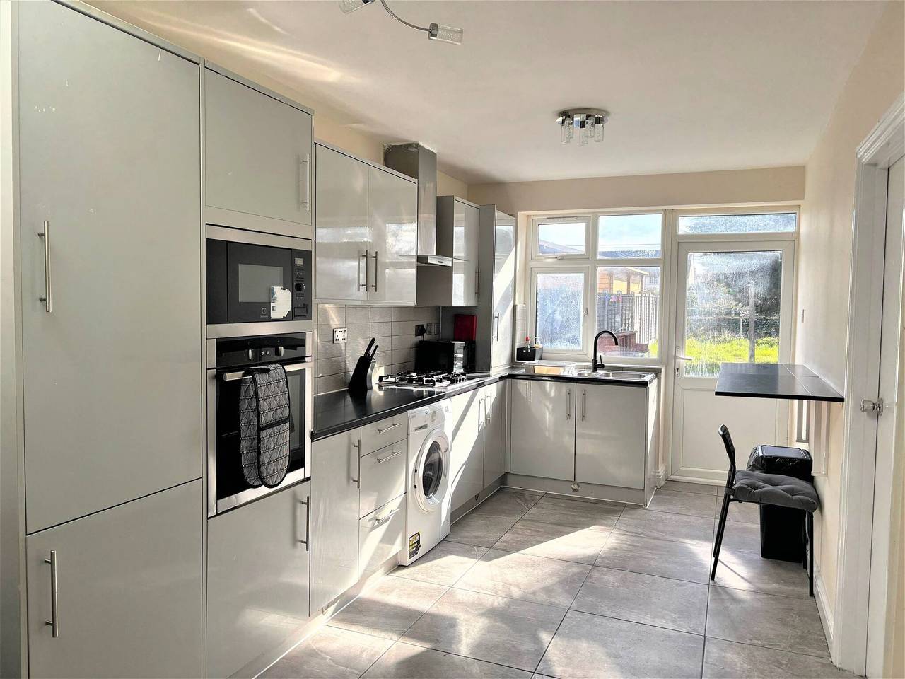 Large & Cozy 5-Bed House in a Quiet Dagenham Area in London Borough of Barking and Dagenham, Londyn