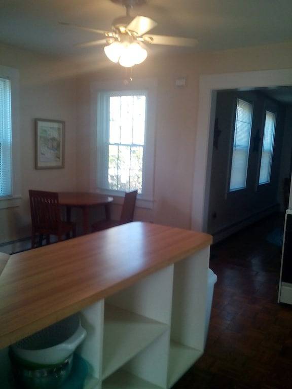 Ganze Wohnung, Im Stadtzentrum gelegenes Bristol nahe Ufergegend in Bristol (RI), Bristol County