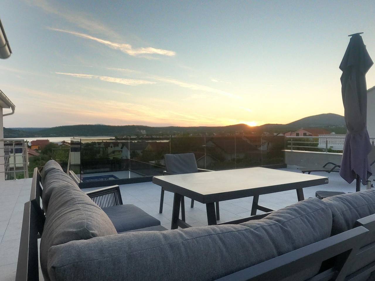 Modernes Ferienhaus mit eigenem Pool und Meerblick in Bilice, Šibenik-Knin