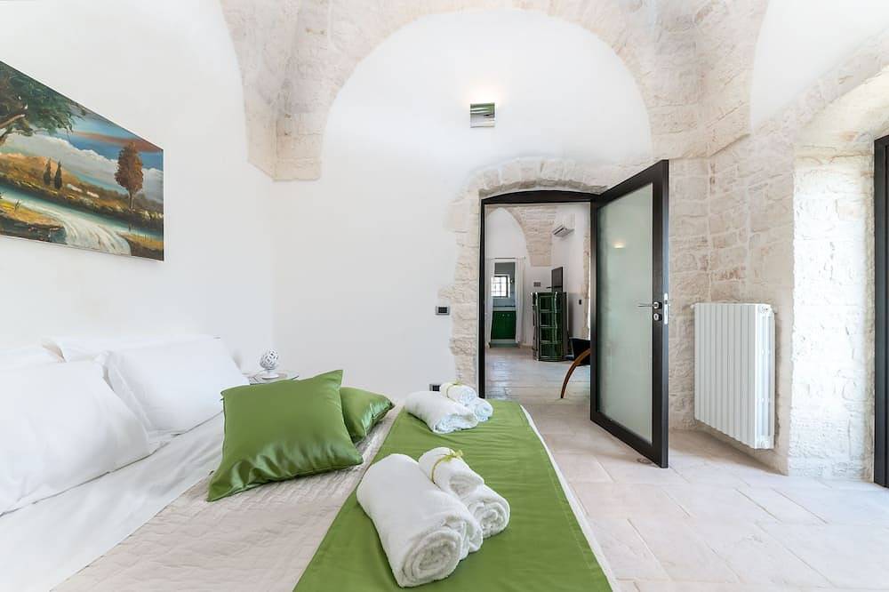 Entire apartment, Apartment in the center with breathtaking views of the Valle D'itria in Cisternino, Salento