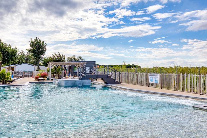 Mobilheim für 6 Personen im Castellas mit Gemeinschaftspool, privater Terrasse und Klimaanlage in Sete, Mittelmeerküste (Frankreich)