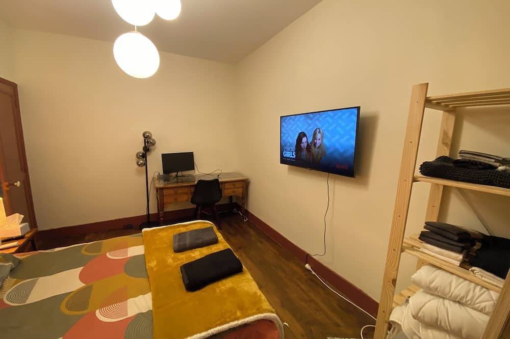 Entire apartment, Spacious apartment 200m from the station and the Loire, with private garden in Nevers, Nièvre