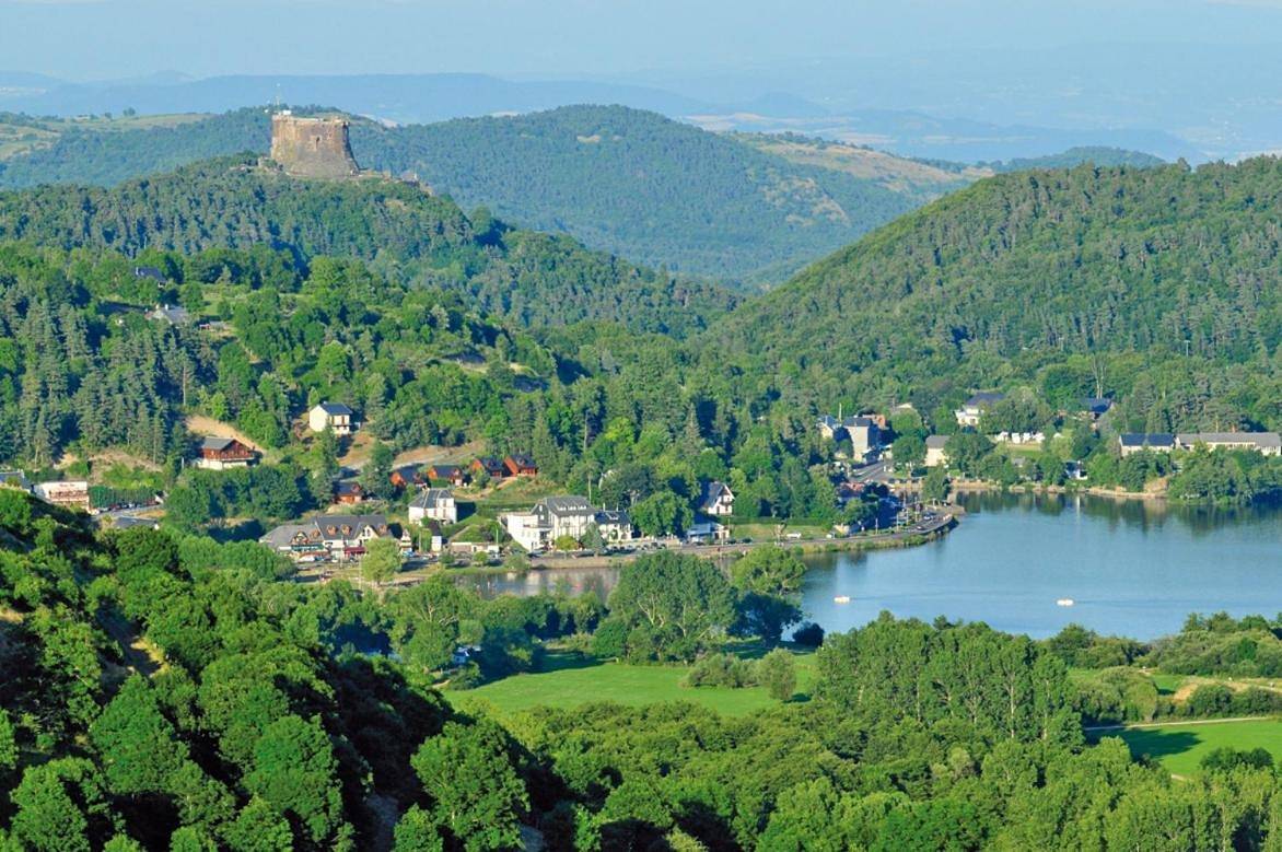 Appartement entier, Studio with Terrace in Murol, Parc naturel régional des Volcans d'Auvergne