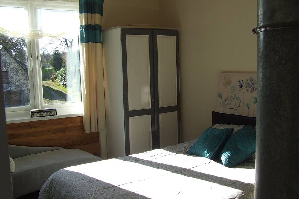 Tranquil, Farmhouse sleeps 6 comfortably, with private large swimming pool in Brecé, Mayenne