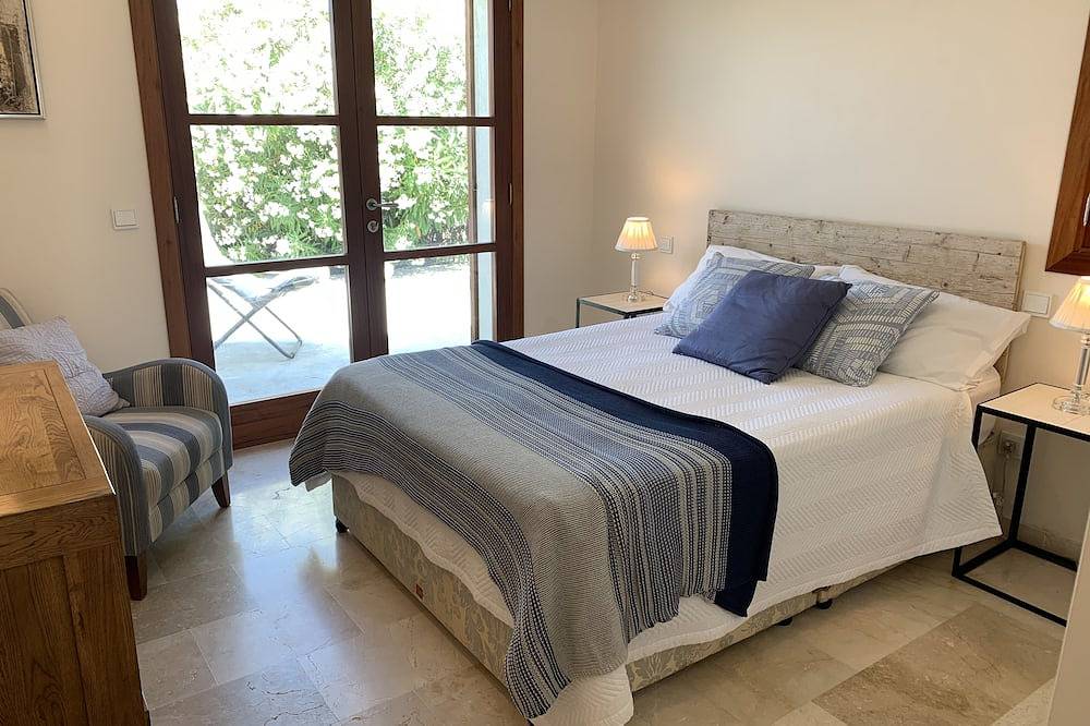 Luz de Sol is a fantastic newly built  beach side villa 25 meters from the beach in Costa dels Pins, Son Servera